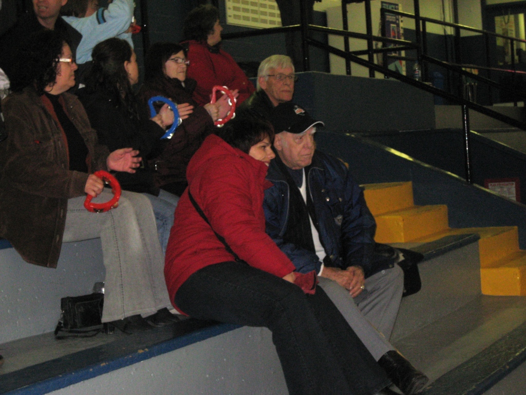 Léo en grande conversation avec une spectatrice